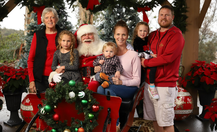 Breakfast and photo with Santa in San Diego - Santa’s Treehouse